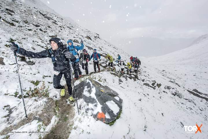 EHultratrail's tweet photo. #torlive
📍Valgrisenche 48/330
Silvia pasa primera con 6 minutos de ventaja sobre la segunda por la primera base de vida. Condiciones duras.
📷 Giacomo Buzio
#TordesGeants #torX https://t.co/UZqpcpLtvy
