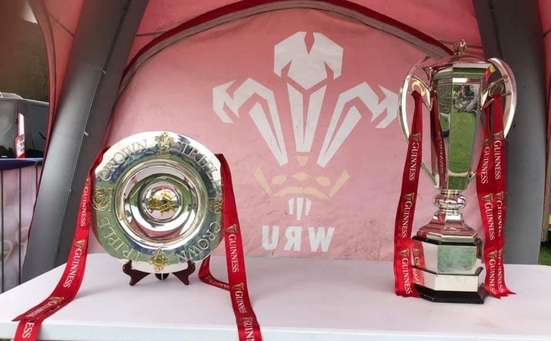 WRU/SCARLETS - UN CYMUNED (@wru_scarlets) on Twitter photo This week we have two important visitors to the Scarlets region.Great opportunity for the children to have photos with the silverware.Wythnos hon mae yna ddau ymwelwydd pwysig yn yr ardal.Cyfle i blant y rhanbarth cael llun gyda'r tlysiau <a href="/Deadballline1/">Jo Rogers</a> <a href="/geraintrugby/">Geraint John</a> <a href="/chris_ower/">Chris Ower</a> This week we have two important visitors to the Scarlets region.Great opportunity for the children to have photos with the silverware.Wythnos hon mae yna ddau ymwelwydd pwysig yn yr ardal.Cyfle i blant y rhanbarth cael llun gyda'r tlysiau <a href="/Deadballline1/">Jo Rogers</a> <a href="/geraintrugby/">Geraint John</a> <a href="/chris_ower/">Chris Ower</a>