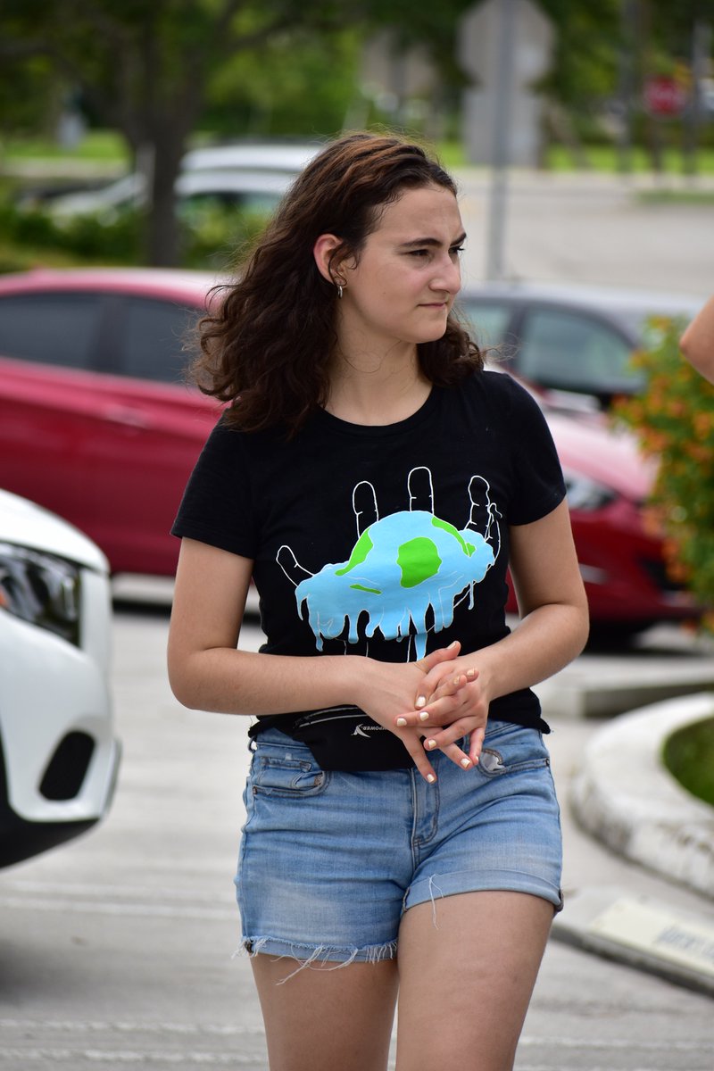 Jamie_Margolin's tweet photo. Dear male twitter,

If you disagree with a female activist on the internet, comment about the points we make, don't turn to rape jokes &amp; misogyny.

Yes, Im wearing short shorts in this picture, I dare you not to make a stupid comment about it.

Sincerely,
a girl done with your BS https://t.co/H47Q9MLTTq