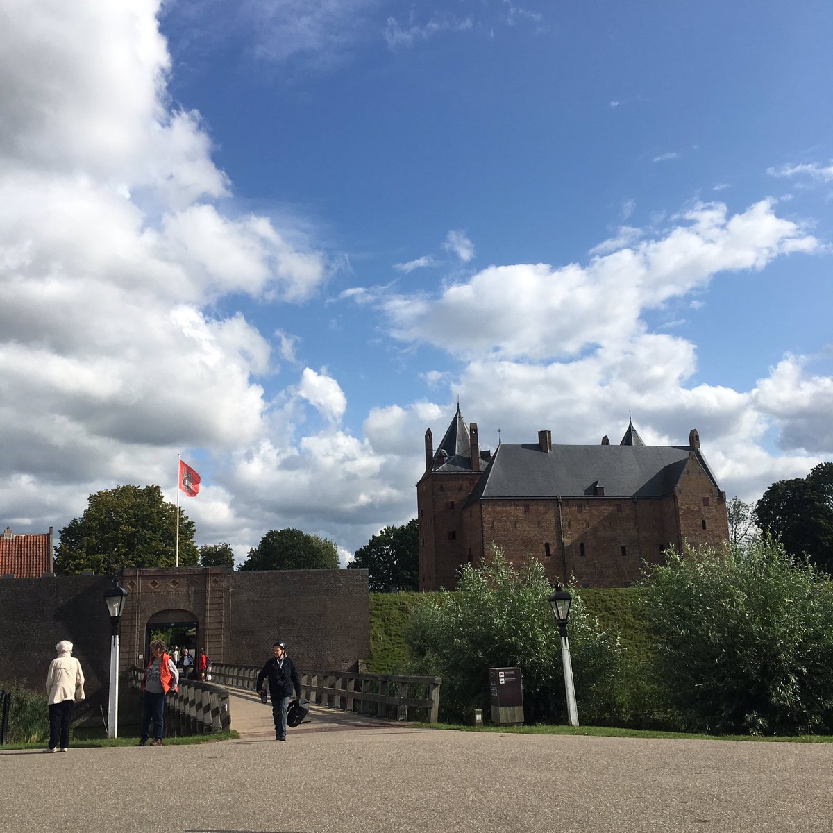 Vandaag hebben we een stukje van de <a href="/Waterlinie_NHW/">Nieuwe Hollandse Waterlinie</a> bezocht. Woudrichem en <a href="/slotloevestein/">Slot Loevestein</a> met de <a href="/vdriveer/">Riveer</a>. Een echte aanrader! 🏰#mixingbusinesswithpleasure
