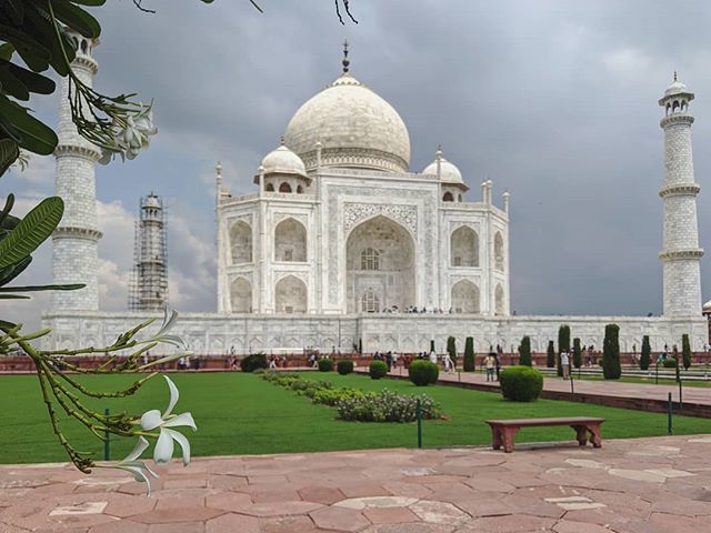 SladeSolobay's tweet photo. Completed in 1653, the Taj Mahal took 21 years of painstaking work to construct. Commissioned by Shah Jahan as a labour of love, the mausoleum stands as a symbol of devotion and affection for his late wife 🕌
_________________________________________
… https://t.co/3hi6rdHZnJ https://t.co/92hurCSe9s
