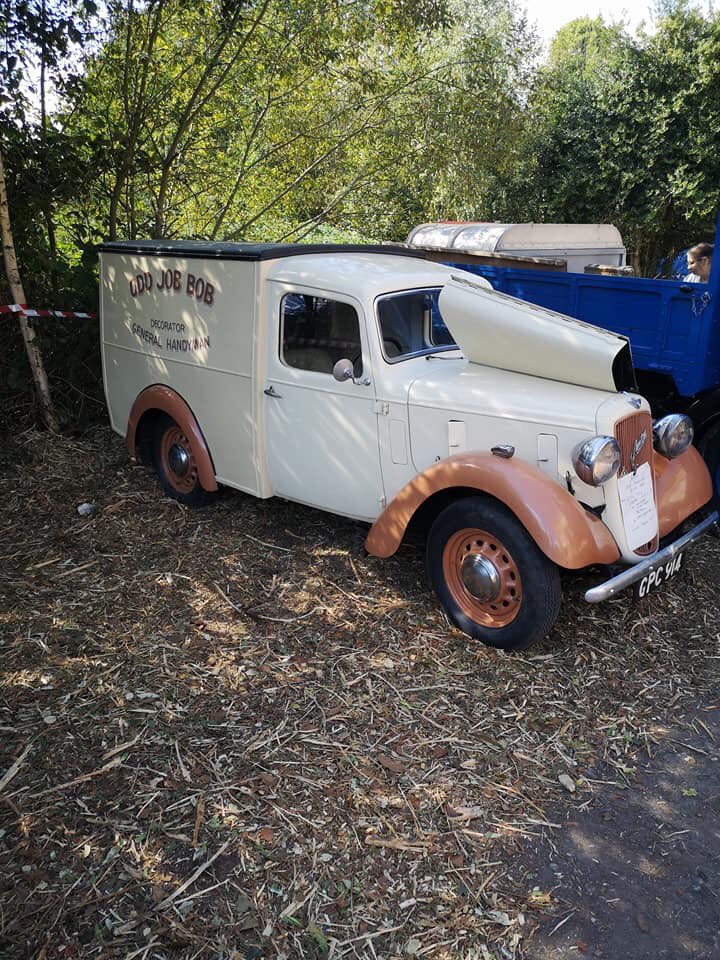 MascotsMagical's tweet photo. classic car show @HanworthPkHouse https://t.co/F8GCduEuuz