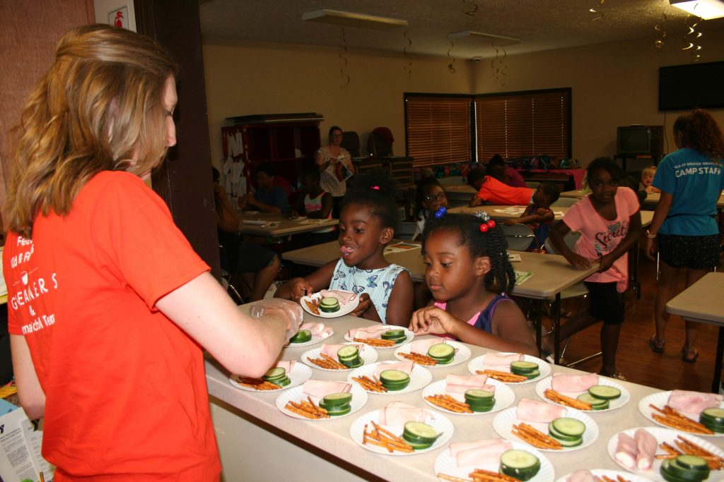 GleanersFBIndy's tweet photo. We're excited to announce our own Sarah Huber on this year's #HungerandHealth panel. Sarah is an RDN with a personal mission to make healthy eating accessible to all individuals. Hear from her on 9/19 at the @IBJnews power breakfast. Tickets here: https://t.co/Py14dScQiJ https://t.co/tnfWZqWDi7