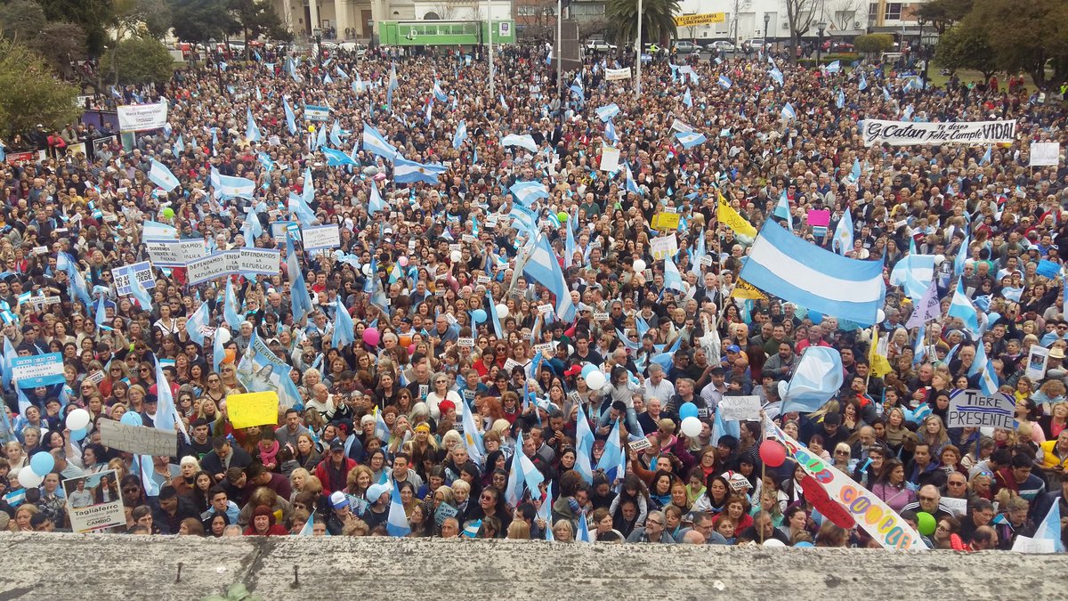 elcoya1977's tweet photo. Este el cariño GENUINO de la GENTE a @mariuvidal

Sin el apoyo de los MEDIOS la GENTE sale igual!!!

Esto es para vos LEONA!!

TE LO GANASTE!!!

TE LO MERECES!!!

LO DAMOS VUELTA!!!

SE PUEDE CARAJO!!!!

#FelizCumpleMariu https://t.co/IYPw0l7QxR