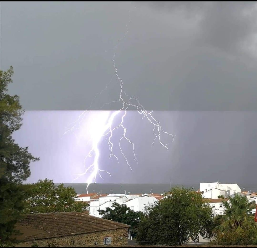 _Alafuga's tweet photo. Aquí os dejo el pedazo de rayo gordo que ha caído esta tarde en mi pueblo al ladito de mi casa. #Sinluz #SinWifi #SinTlf #ConAcojone #Tardedeterror https://t.co/a5l5ubnyoE