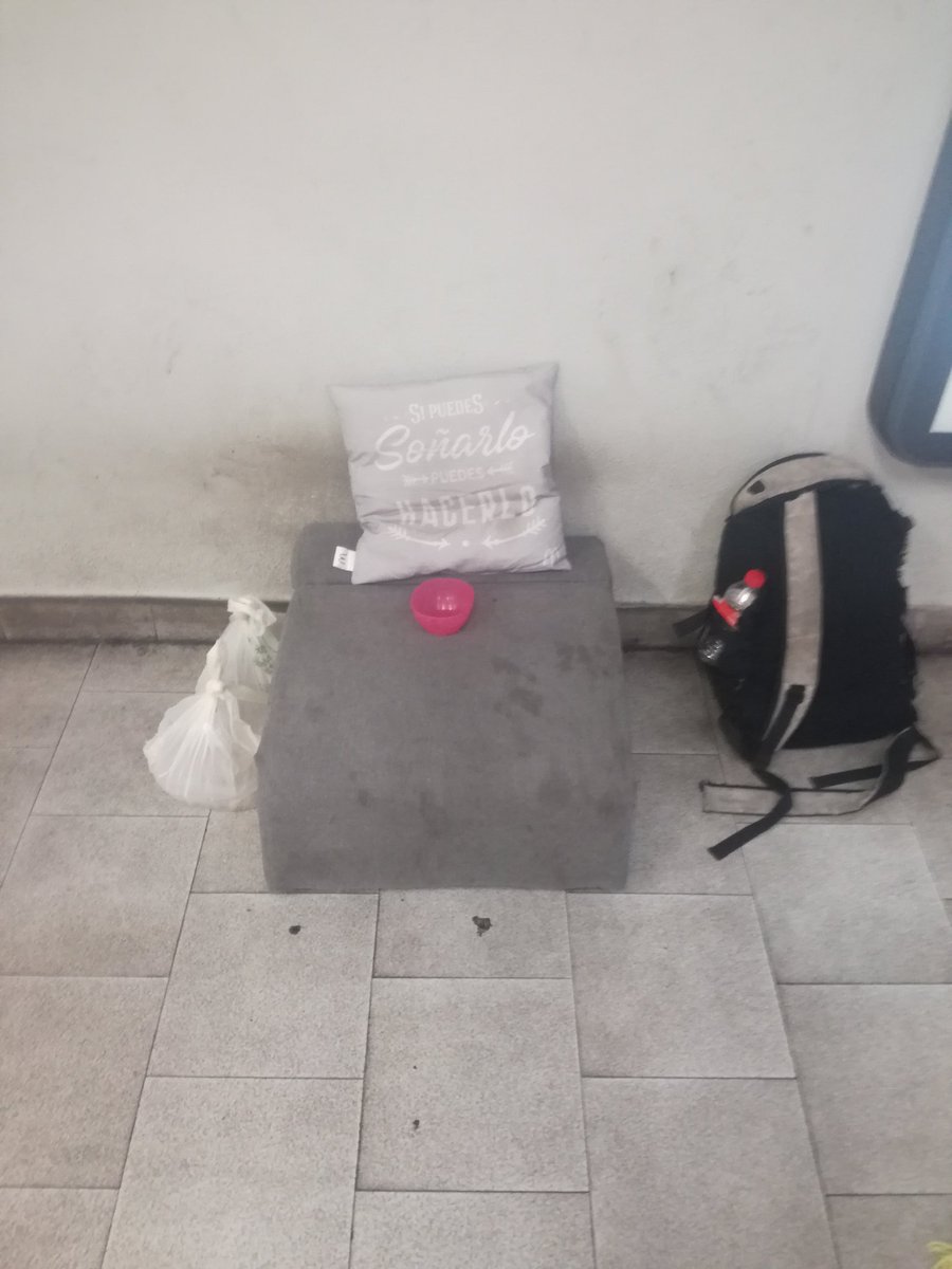 Ibai_93's tweet photo. El otro día saqué esta foto en Indautxu. Creo que se explica por sí sola, pero por si acaso, remarcaré, como psicólogo, lo nocivo que me parece ese rollo de mensajes ultrapositivos irrealistas. https://t.co/o43Y6nqVqj