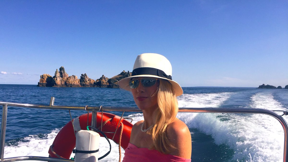 Samantha_J_Rea's tweet image. Goodbye Sark! Huge thanks to everyone involved in making it such a wonderful weekend. Write-up coming soon in @Spectator_LIFE #sark #sarkopera #channelislands