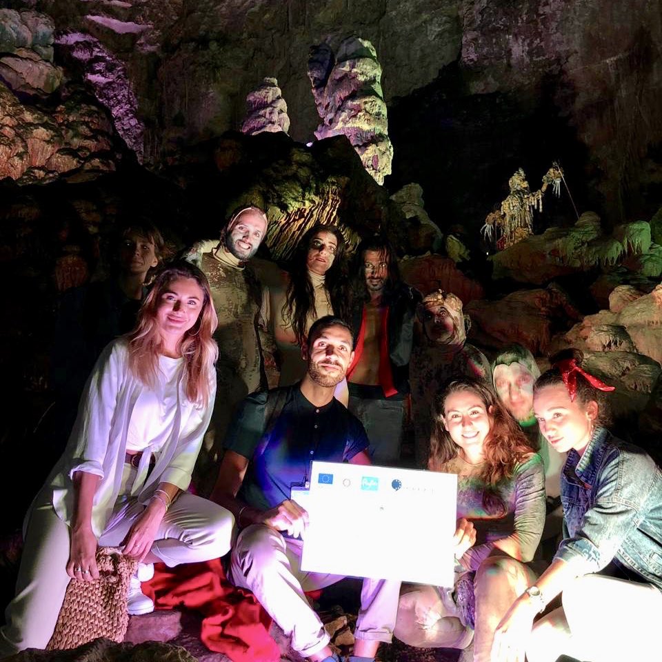 Dopo essersi immersi nelle tradizioni della Sagra del Pollo i giornalisti russi iniziano ad ammirare il nostro meraviglioso mondo sotterraneo assistendo allo spettacolo Hell in the Cave #weareinpuglia #wehostinpuglia