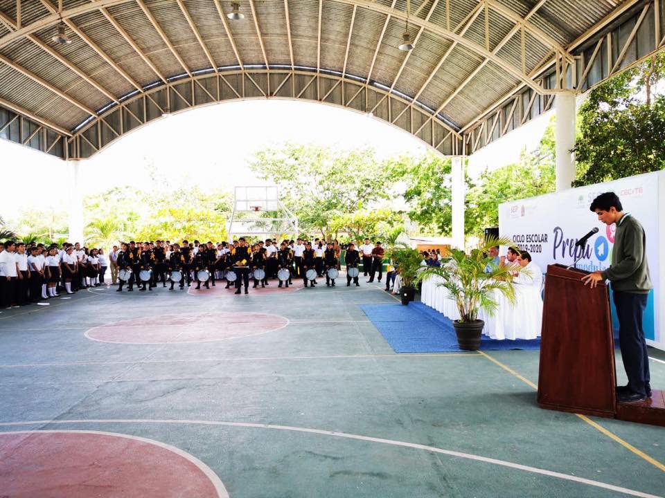 CECyTE_QRoo's tweet photo. El Dr @JOrtizCardin dio inicio al Ciclo Escolar 2019-2020 de Prepa Modular, dando la bienvenida a 1168 alumnos y atendiendo así las indicaciones del Gob. @CarlosJoaquin y de la Sria. de Educ. @ana_anaissabel, para generar más y mejores oportunidades de educación.
#JuntosAvanzamos https://t.co/mhZbJIAJrx