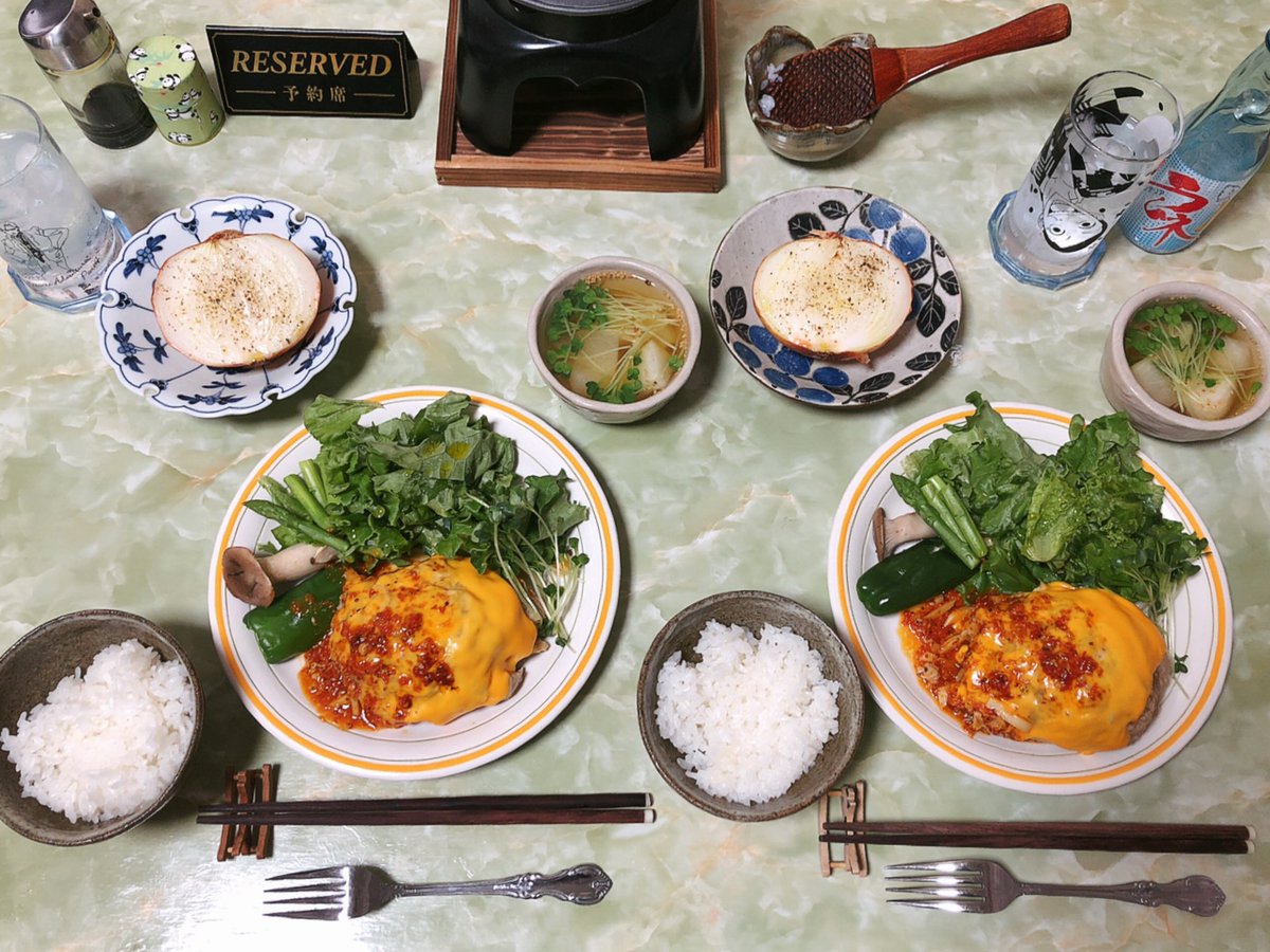 魔女っこれい 夜ご飯作った チーズハンバーグ ソースはにんにく トマト 激うま ボイルした野菜ときのことサラダ 冬瓜とかいわれのスープ 白米 玉葱の丸焼き 玉葱はアルミホイルで包んで魚焼きグリルで焼いたのだけど上手く火が通らない やっぱり