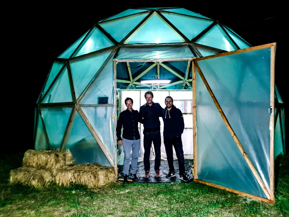 Tournage de "La Nuée" co-écrit avec mon dude @jeromegenevray produit par Thierry Lounas <a href="/CapricciFrance/">Capricci</a> et <a href="/thejokersfilms/">The Jokers</a> <a href="/MC2612/">Manuel Chiche</a> / tellement excité de voir cet univers prendre vie grâce à Just Philippot