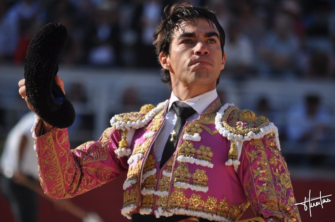 portaltaurino's tweet photo. Arles (Bouches-du-Rhône) FRA comenzó la corrida de la Feria del Arroz 1º de Palha serio y exigente para @DLopez_Chaves que estuvo por encima con oficio y disposición, estocada y descabello, debió ser oreja pero se quedó en vuelta 📷@MundilloTaurino  @portaltaurino https://t.co/GSGVcbk13V