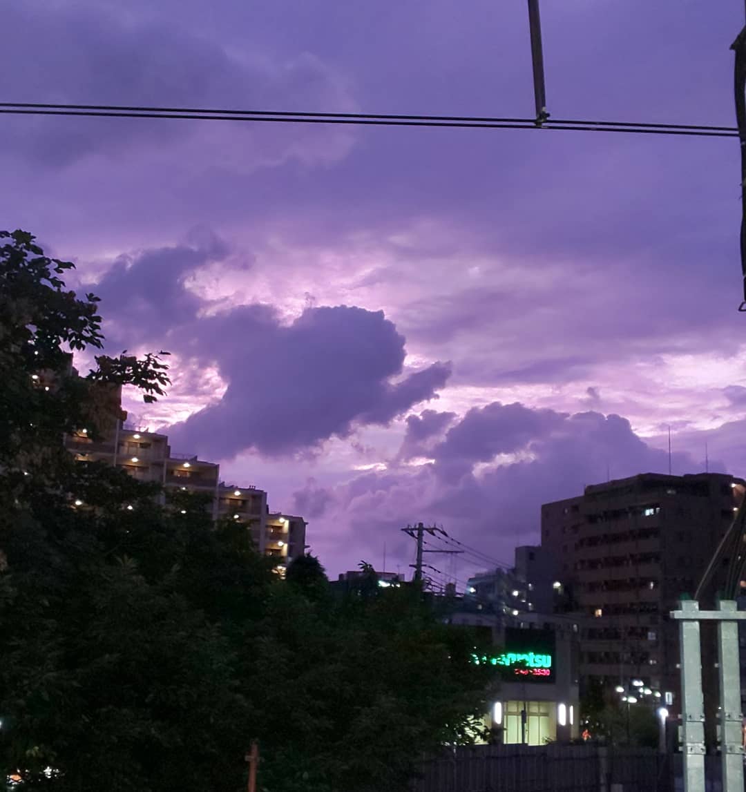 Halzzhang Singer 夕方7時近くの空 加工なしでこの色だった こんなに紫色の空って かつて見たことがなかったと思う 台風の被害がありませぬように 紫 紫色の空 台風 台風前 空 東京 Tokyo Sky T Co Naulgz0tew Twitter Halzzhang Singer 夕方7時近くの空 加工なしでこの色だった こんなに紫色の空って かつて見たことがなかったと思う 台風の被害がありませぬように 紫 紫色の空 台風 台風前 空 東京 Tokyo Sky T Co Naulgz0tew Twitter