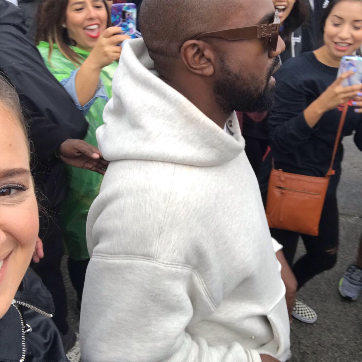 showbizshelly's tweet photo. #ChiSundayServiceSelfies #sortof #KanyeWest #ChiSundayService #Chicago #feelingblessed #blessed #blessings #yeezus @1035kissfm 🙏🏻😂 https://t.co/5H5jCnvRhF