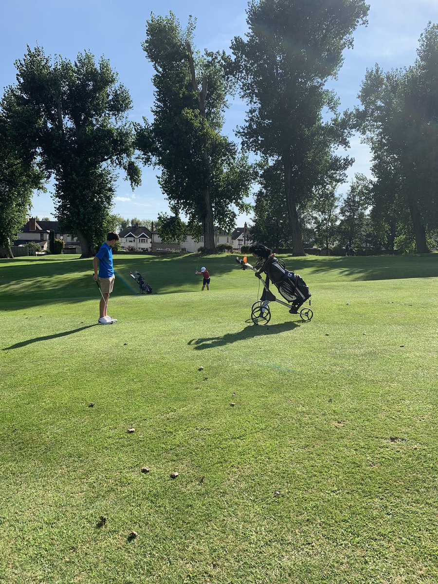 Brilliant to see the <a href="/llanwernGCjnrs/">llanwern GC juniors</a> and <a href="/Greenmeadowshop/">Greenmeadow G.C</a> Juniors out enjoying the perfect conditions this afternoon ☀️😎 this is why golf clubs need to work alongside each other for the sake of the children ✌🏼#GolfMatters #WorkingTogether #JuniorGolf #OurFuture ⛳️