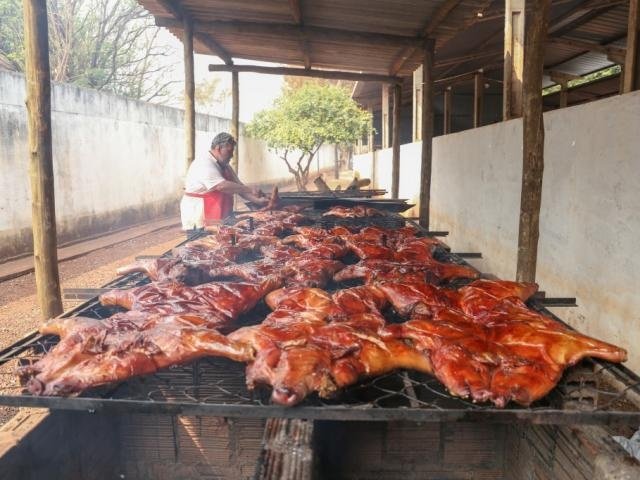 culturacaipira's tweet photo. Bora almoçá! Chama os amigo e as amiga!
"Com 245kg de #porco #assado, clube mantêm tradição e reúne amigos há 49 anos"
Cerca de 300 pessoas participaram do evento, realizado em #CampoGrande
#culturacaipira #culturabrasileira #caipira #rural #interior #dointerior #churrasco #ms https://t.co/T1UktE81u2
