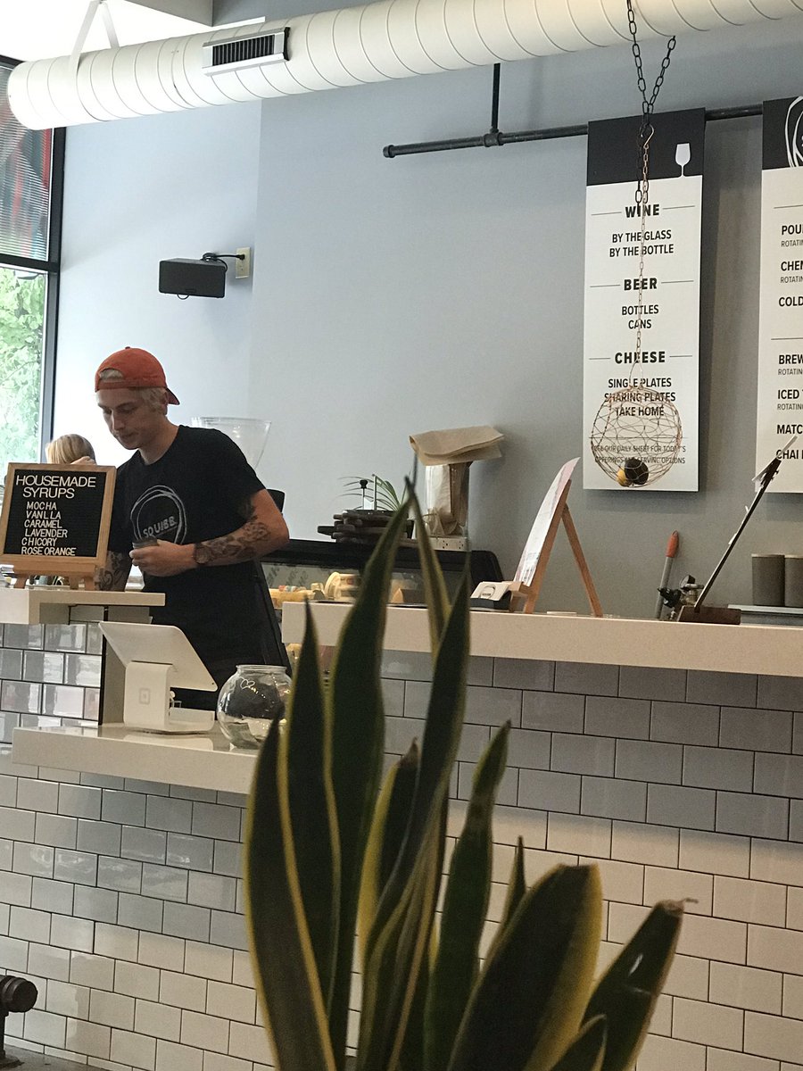 Siting: hipster <a href="/daxshepard/">Dax Shepard</a> in Grand Rapids, MI