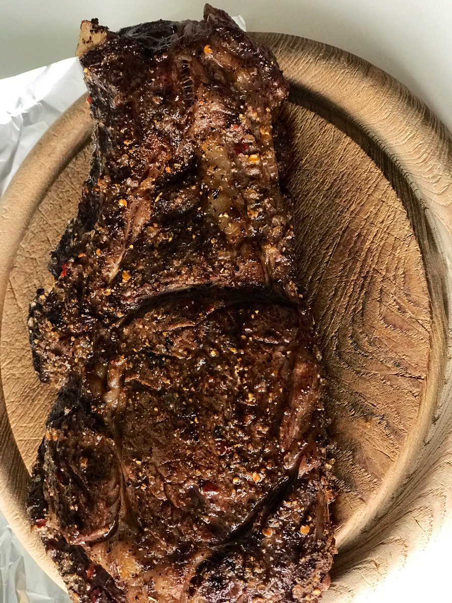 TjalleVries's tweet photo. Effe een #steak #côtedeboeuf #kiloknaller van @jordalthuizen op de @WeberGrills #lowandslow #indirectgrilling wat een top stuk vlees #aanrader https://t.co/h3sSfhlt27