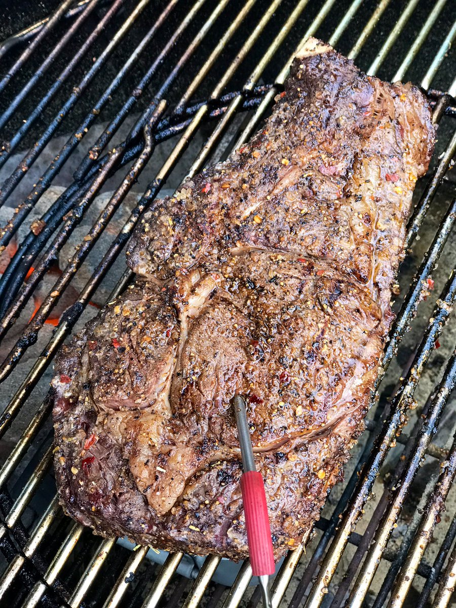 TjalleVries's tweet photo. Effe een #steak #côtedeboeuf #kiloknaller van @jordalthuizen op de @WeberGrills #lowandslow #indirectgrilling wat een top stuk vlees #aanrader https://t.co/h3sSfhlt27