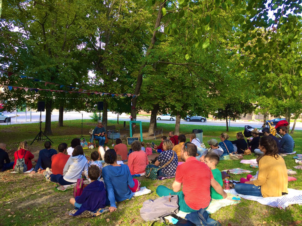 lacolescul's tweet photo. 📷Som al bosquet de la Canal de #Tona on la Caro Von Arend ens està portant al meravellós món dels contes! Recordeu que a 2/4 de 8 seguim les activitats de #LaColésCultura amb Andrea Rodríguez Trio! Us hi esperem! https://t.co/Qe0jq8Wtp4
