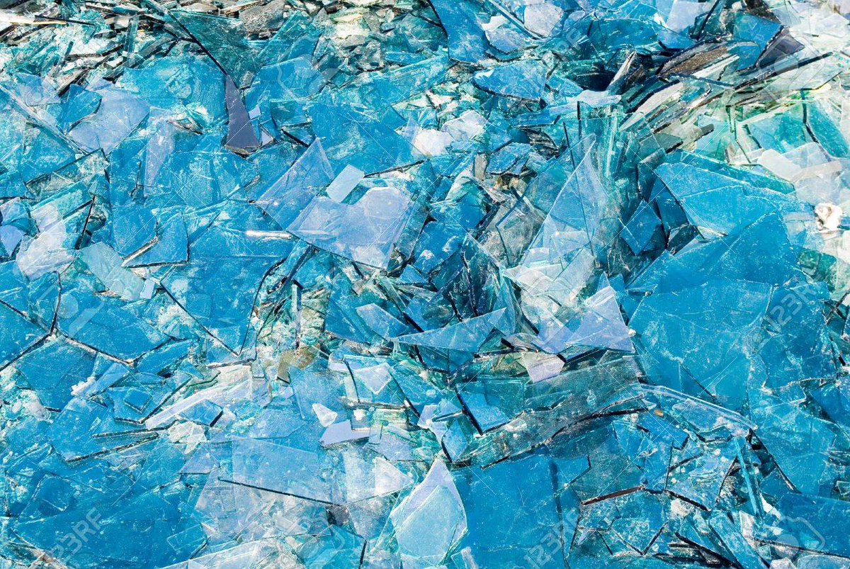 пол с разбитым стеклом. разбитое зеркало. к чему снится разбитое. разбитое стекло во сне. разбитое голубое стекло.