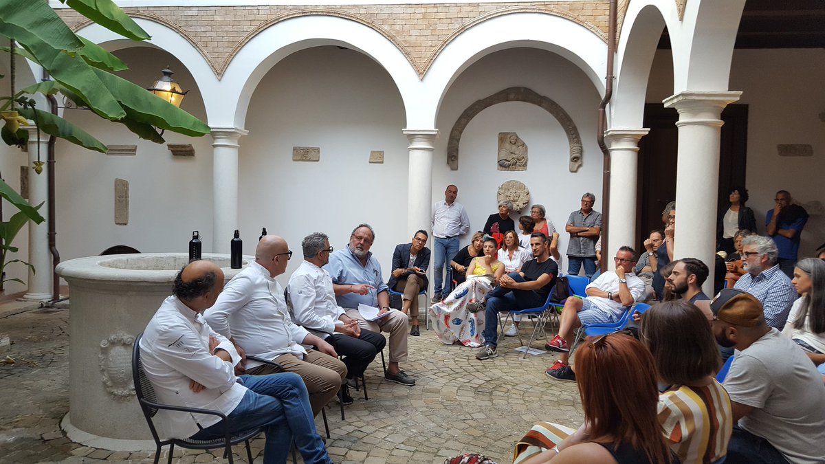 identitagolose's tweet photo. Con @morenocedroni, @brunellipaolo65 e @maurouliassi si discute oggi del gelato e dell'importanza di indicarne delle definizioni più precise, per sviluppare un suo consumo più attento e consapevole https://t.co/W45woknqxd