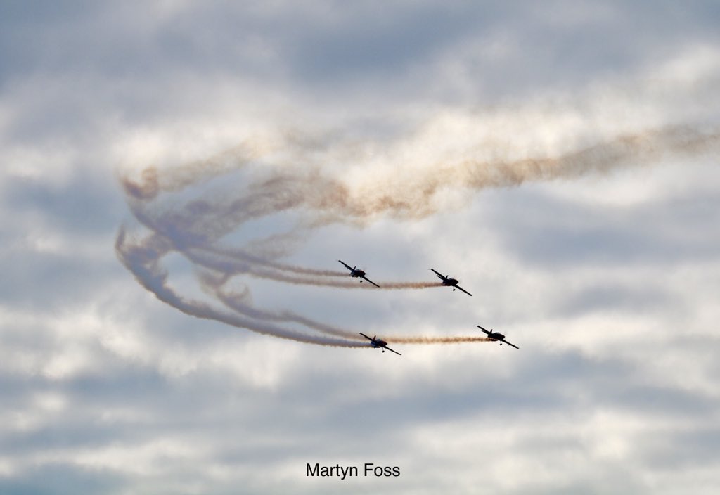 Martynfoss's tweet photo. The silhouettes of the @thebladesteam and their golden smoke @SouthportAir this afternoon #Airshow #southportairshow #flywithlingy #AvGeek https://t.co/lIXcy0Osy2