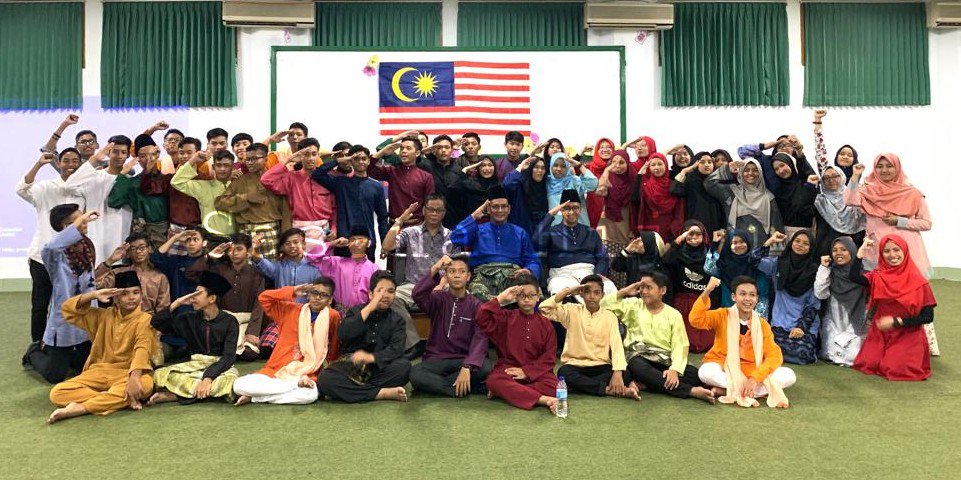 Raja_Shahrare's tweet photo. [Ketuanan Melayu]

Melayu yang mempusakai Semenanjung Tanah Melayu mesti merebut &amp; mencipta peluang pekerjaan.

Barulah Adil dan Saksama sebagai seorang bangsa Malaysia yang menjunjung tinggi cita-citanya &amp; menghormati perlembagaan negara.

#1SyuroAlZaytun
#HDI #education
#Jammas https://t.co/a4vnFGRjuq