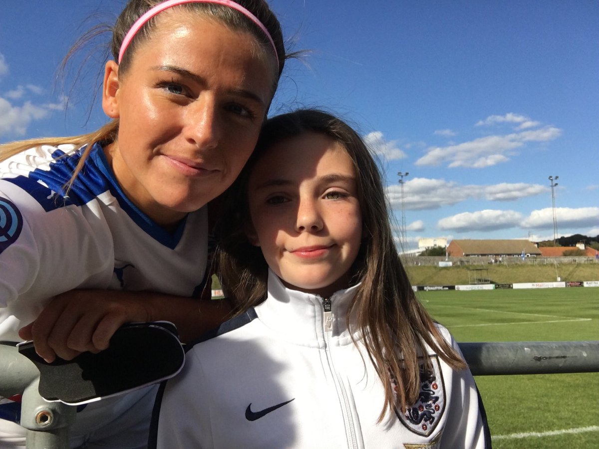 LilyRay04's tweet photo. Thankyou to my bestie @CiaraSherwood for signing my picture ❤️⚽️ and having a selfie with me ❤️ I will see you in 2weeks time when you play lewes again ⚽️❤️💙⚽️❤️💙 https://t.co/XaHNL6lA6T