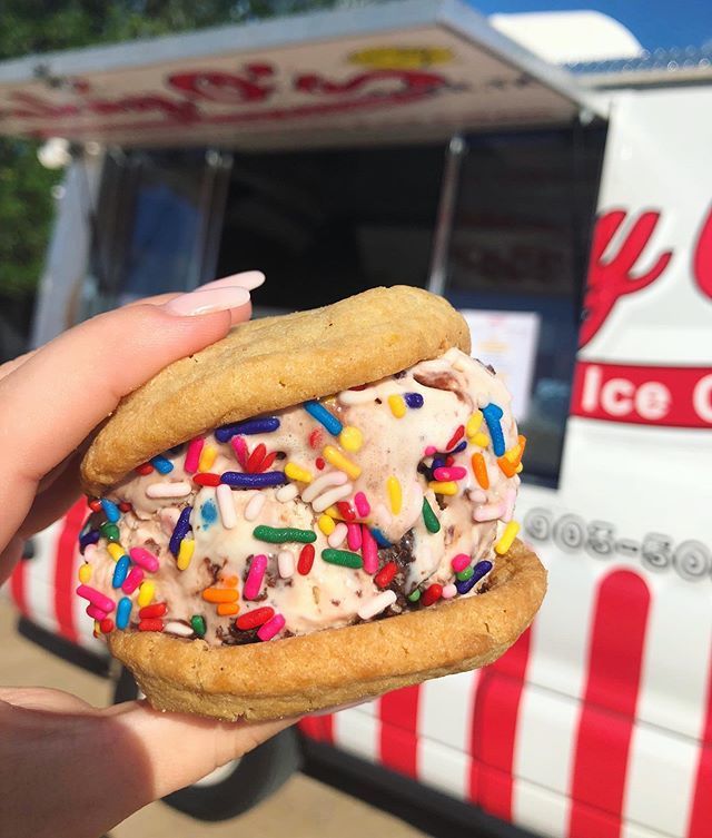 Add some sprinkles to your Sunday 🌈🍪🍦 Catch us at Bergfeld Park today (9/8) from 3:30-4:30. ⠀⠀⠀⠀⠀⠀⠀⠀⠀
#CoolOff #IceCreamSandwich #BlueBell #DessertTruck #FoodTruck #PokeyOsTyler #GlutenFreeOptionsToday ift.tt/2A2Nlom