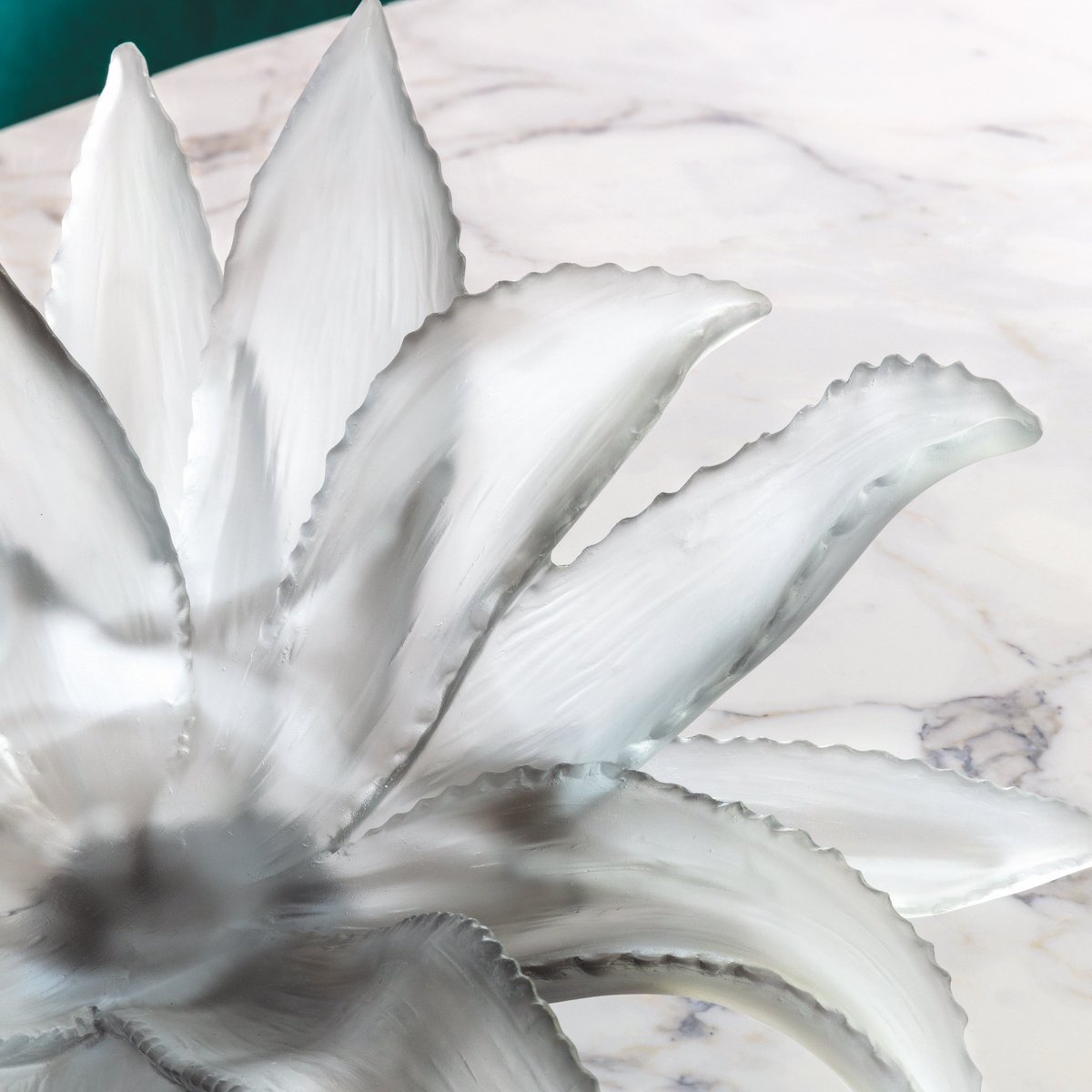DaumOfficiel's tweet photo. Pour compléter la collection Jardin de cactus, la maison Daum à créé des centres de table en forme d'agave vert et blanc. Découvrez-les ici : https://t.co/buoqpa1TdJ #jardindecactus #emiliorobba #newcollection https://t.co/wCWlhWiNQQ