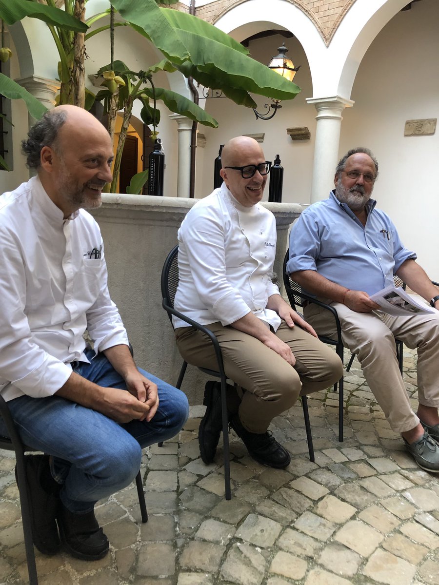 ele_cozzella's tweet photo. “In questo momento il mondo della gelateria italiana è di alto livello, le nuove generazioni sono molto preparate e competenti. E per fortuna c’è anche formazione” @brunellipaolo65 alla presentazione di Identità di Gelato a #Senigallia https://t.co/guomTrzDrF