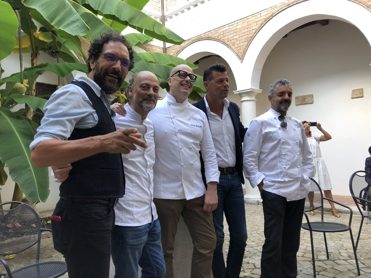 ele_cozzella's tweet photo. “In questo momento il mondo della gelateria italiana è di alto livello, le nuove generazioni sono molto preparate e competenti. E per fortuna c’è anche formazione” @brunellipaolo65 alla presentazione di Identità di Gelato a #Senigallia https://t.co/guomTrzDrF