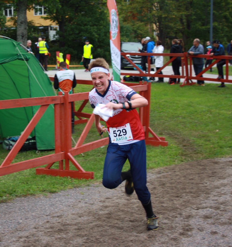 FM-långa idag med tre plaketter i huvudklasserna. Amy <a href="/Amynyma/">Amy Nymalm</a> var 4 i D21. Fredric <a href="/fredricportin/">Fredric Portin</a> 6 och Alexandra <a href="/EnlundAlexandra/">Alexandra Enlund</a> 10. Övriga plaketter av Jill 10 D18, Ingela 5 i D45 &amp; Mats 6 i H40. Bra lopp av Tobias 17 H21 &amp; Simon 14 H15.#pummisuoja #pifupp #smpitkä2019