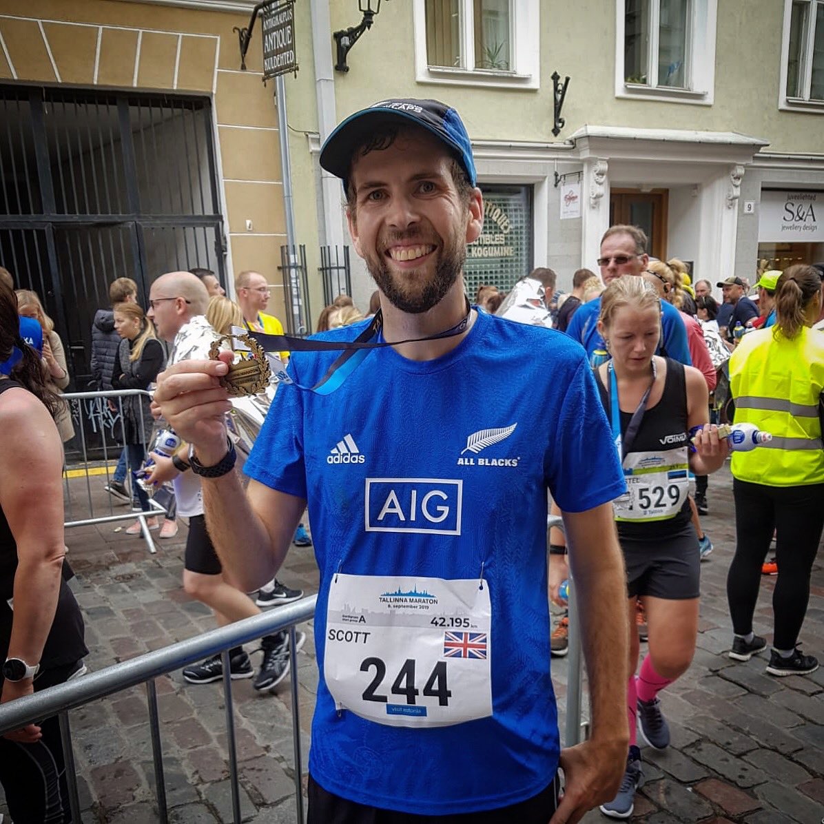 Marathon ✅ 🇪🇪 ✅

Set myself a challenge 6 months ago to do something I thought I would never have the desire or ability to do. Had a target to complete it in 3:30 minutes and just missed out with an official time of 3:32

Perfect top to run in <a href="/AllBlacks/">All Blacks</a> and cap <a href="/BLACKCAPS/">BLACKCAPS</a>