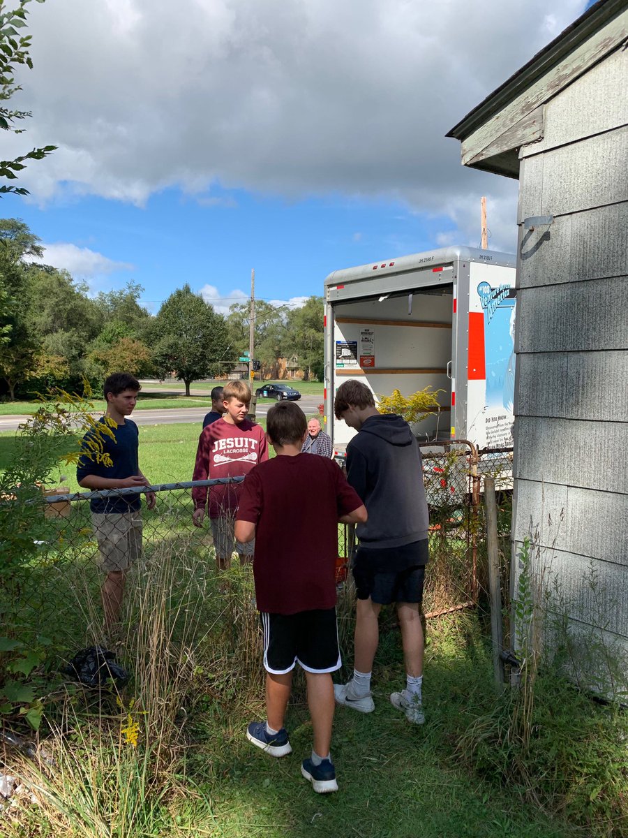 UDJISC's tweet photo. Yesterday Service Corps members helped out by moving furniture and supplies for a person in need! #MenForOthers https://t.co/vGGabiQeo8