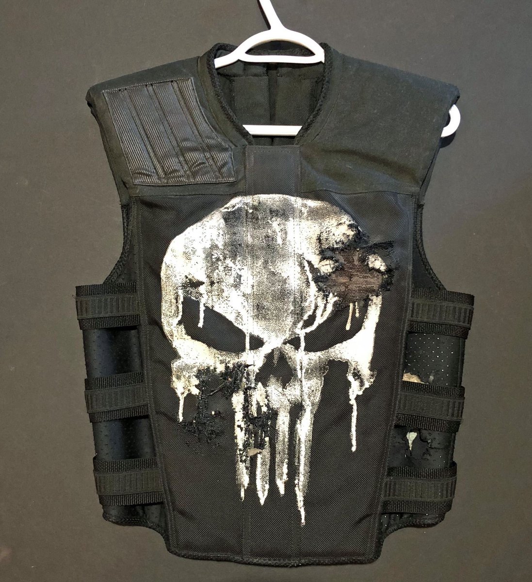 thomasderrickj1's tweet photo. @thomasjane posting my screen worn full costume worn by the great actor thomas jane, and also have the vest worn screen matched, true honer to own these and display them in my store for many to enjoy https://t.co/Ujun5vPpXI