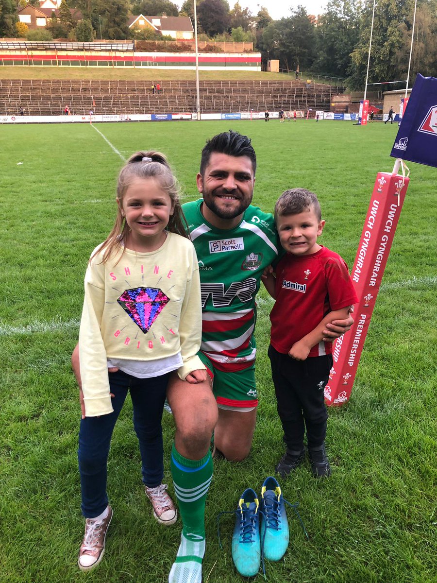 Best supporters in the world ❤💙 #family #mytwobesties #rugbydays #ebbw 🏉