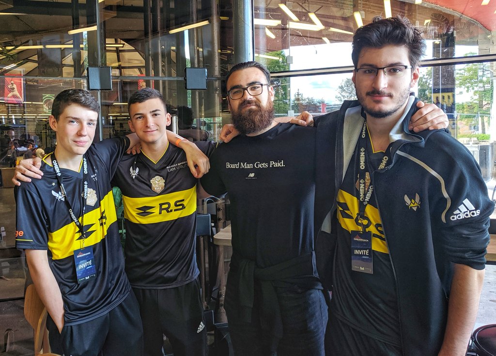 LLD_29's tweet photo. Dream team at @DreamHackRL #RSspirit #VForVictory https://t.co/hXdsYJgAoi