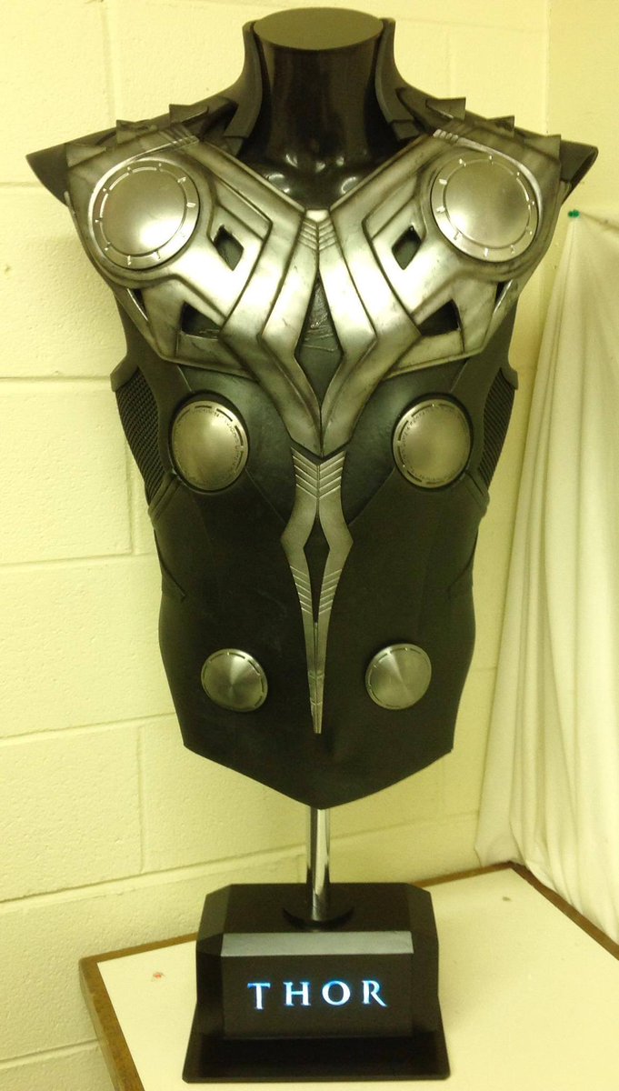 thomasderrickj1's tweet photo. @chrishemsworth heres a mich better picture of thors full torso armor from first movie, beautiful work https://t.co/4K3CyrilaR