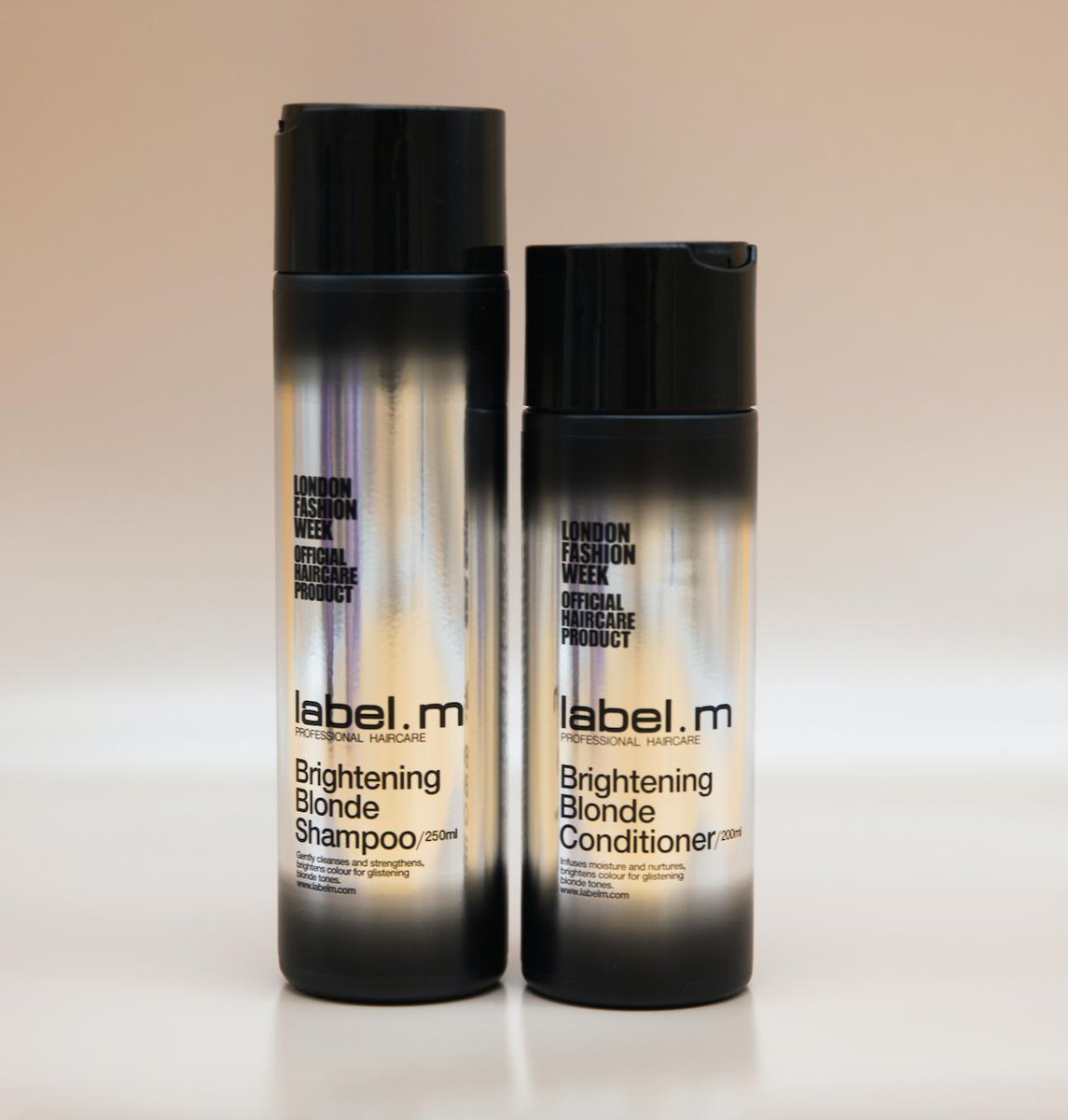 toniandguyworld's tweet image. Blondes, keep your colour salon-fresh with our @labelmUK Brightening Blonde Shampoo &amp;amp; Conditioner, enriched with unique botanical ingredients designed to bring out the best of your colour in-between appointments ☀ bit.ly/311OAQu #BEYOURBESTBLONDE #labelm