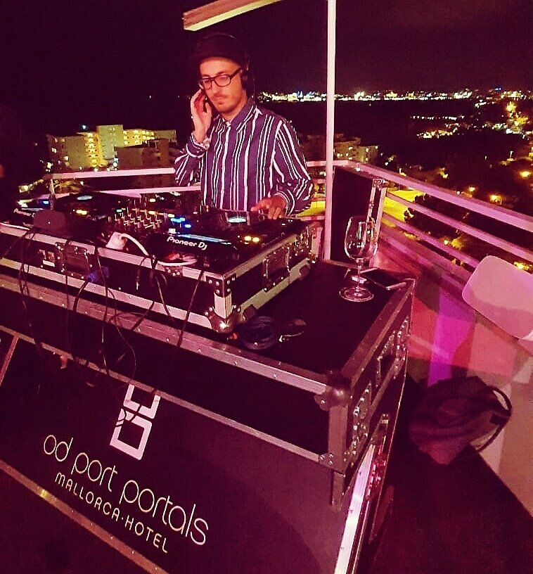 __Bonetti's tweet photo. 📸 The past Thursday playing w/@RalfusDj at #odportportals. (#nitdevins sponsored by #rexparty)
#rooftop #djing #puertoportals #pintxos #wineandmusic https://t.co/w0F63XNska