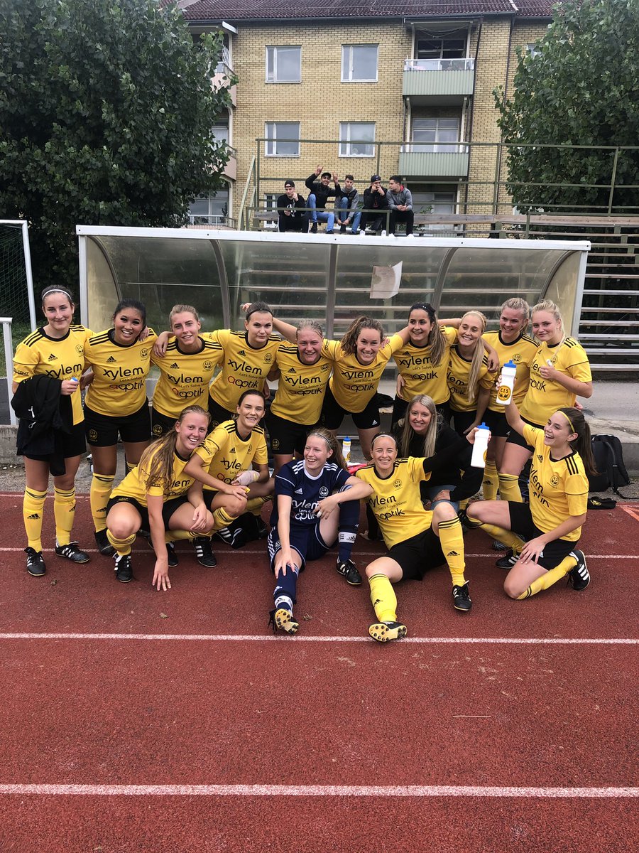 EmmabodaISDam's tweet photo. Vi vinner med 2-0 mot ett mycket svårspelat Ronneby. Andra halvlek trycker de på och Hanna R räddar även en straff. 👍 #serieledare https://t.co/4FWhkxexlK