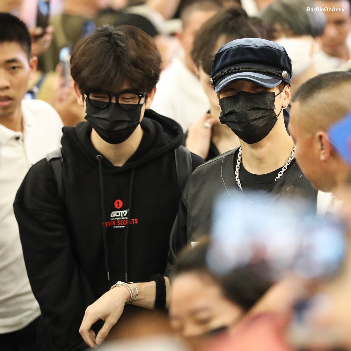 BarBieOhAeey's tweet photo. แฟชั่นสนามบินวันนี้ 🤣🤣🤣

#WelcomeGOT7toThailand
#SeeYouSoonGOT7 https://t.co/hoB5RJLqDT