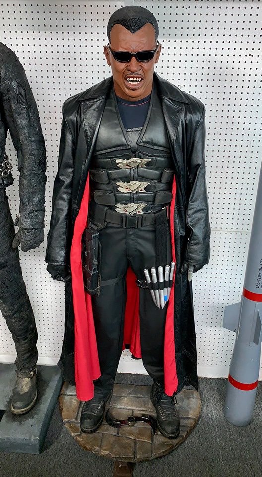 thomasderrickj1's tweet photo. @wesleysnipes , heres a few awesome screen used items ive collected from many studio auctions, huge fan of blade https://t.co/vZS9aGHtl2