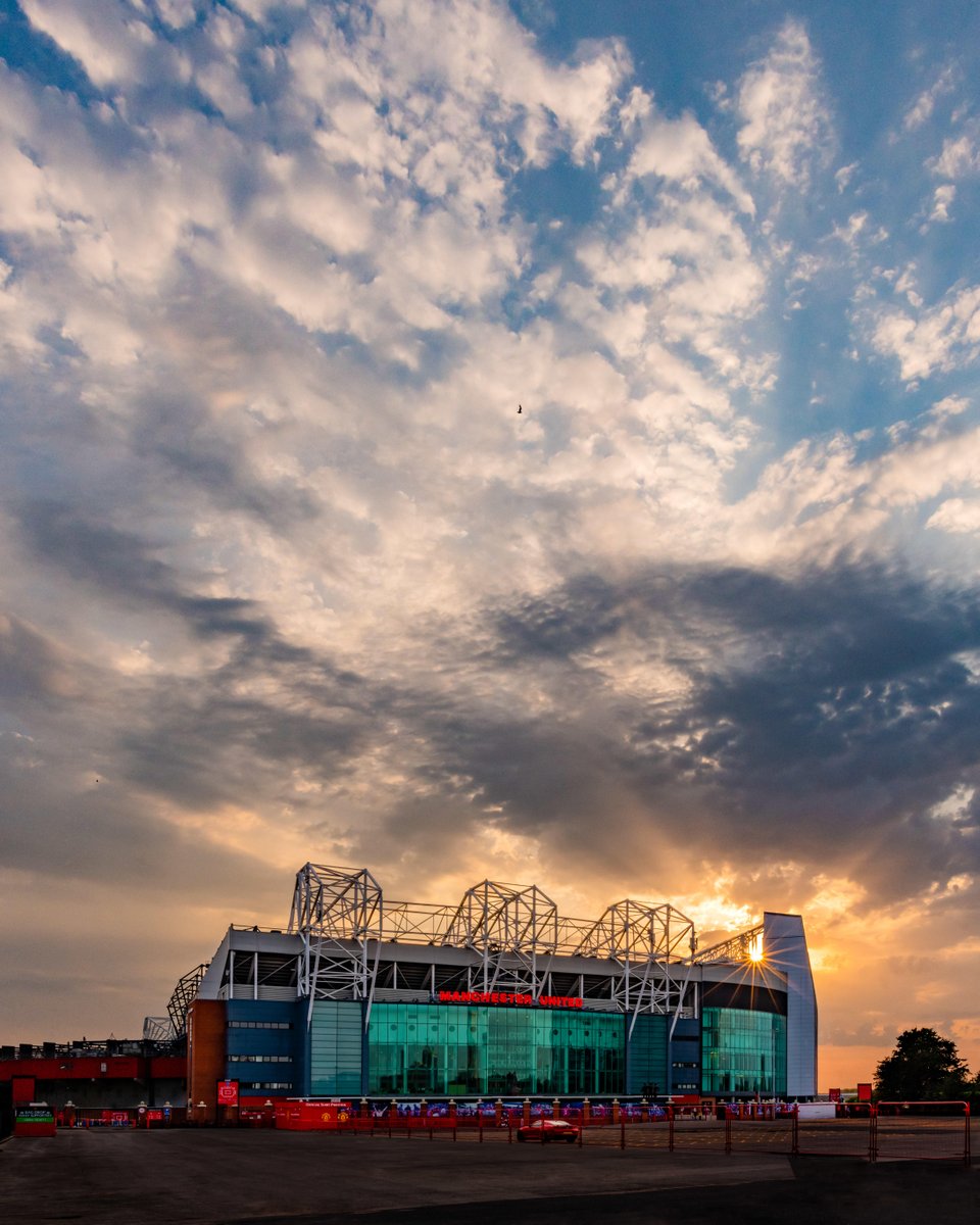ManUtd's tweet photo. 🌅 Stunning Old Trafford 😍

#MUFC https://t.co/9y1KbcdVIB