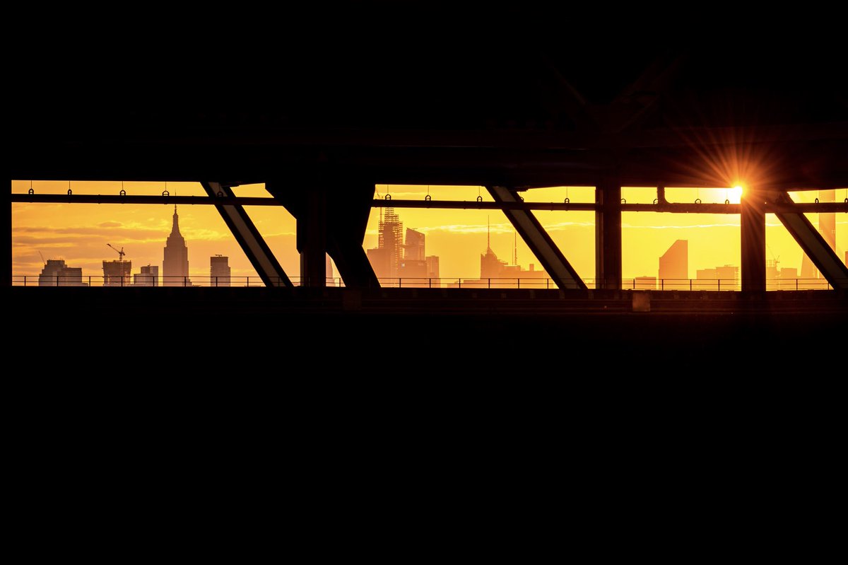 DanTVusa's tweet photo. Lovely views at sunset from Queens NYC. #nyc #sunset https://t.co/V6DHqjSAxI