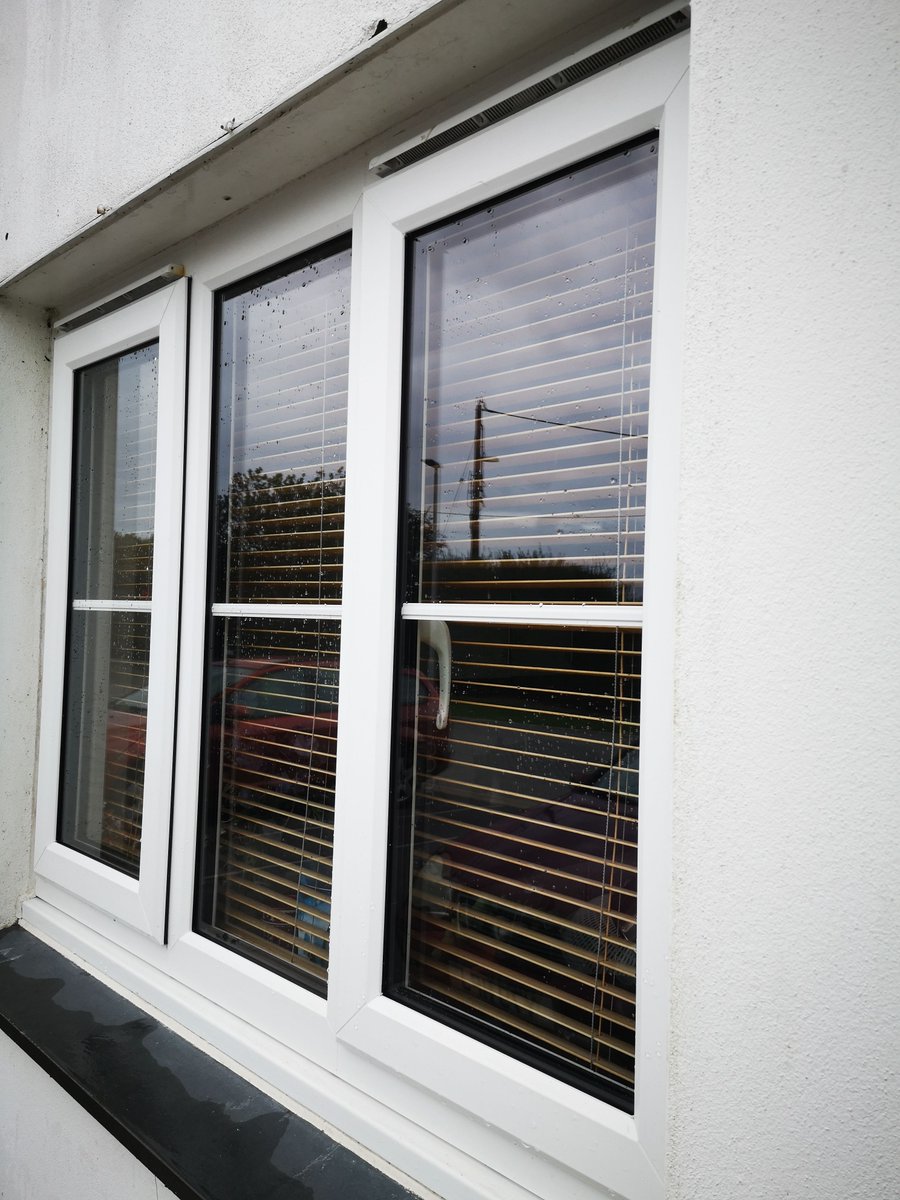 FirstWindowC's tweet image. Closing out a busy week with a day of working in rain and drizzle. Really happy with this first clean for a new customer.