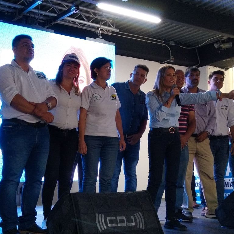 LuzAsamblea's tweet photo. Con la próxima alcaldesa de Bucaramanga Claudia López
#ADA57
#unaluzparasantander
#asamblea @ Neomundo https://t.co/eW3saAnk1K