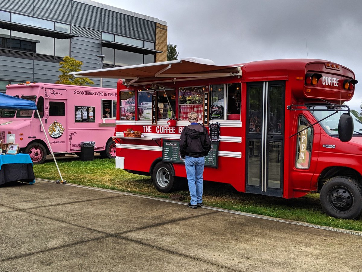 We are @clackamashighschool for Hoops for Hope today come stop by! Lots of vendors and your coffee bus ladies! ❤️🏀📢
.
.
.
 #hoopsforhope #thecoffeebusladies #coffee #sunshineonacloudyday #basketballtournament #clackamas